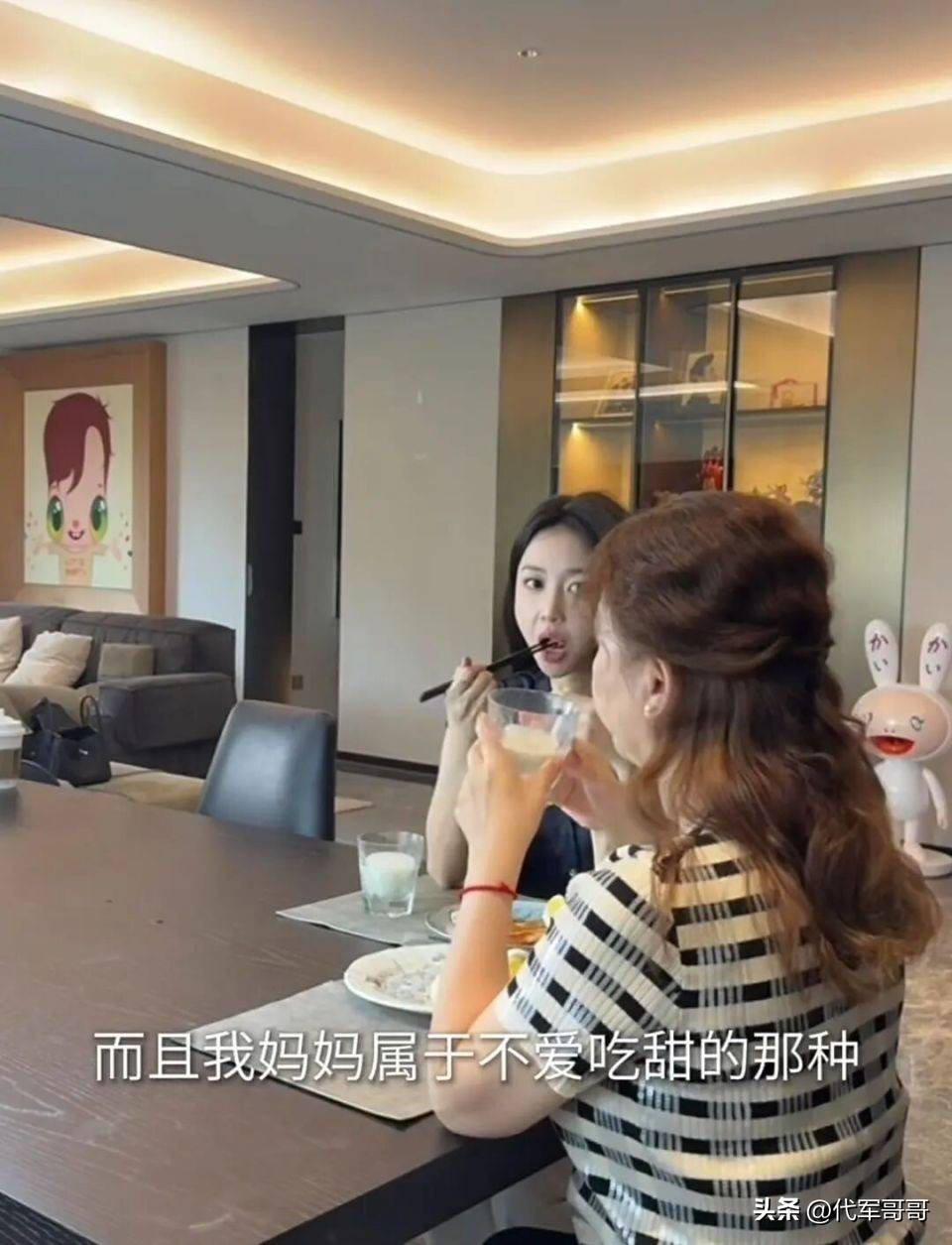 首出镜年轻漂亮像40岁抢着打扫卫生pg模拟器宣云晒上海豪宅潘玮柏岳母(图3)